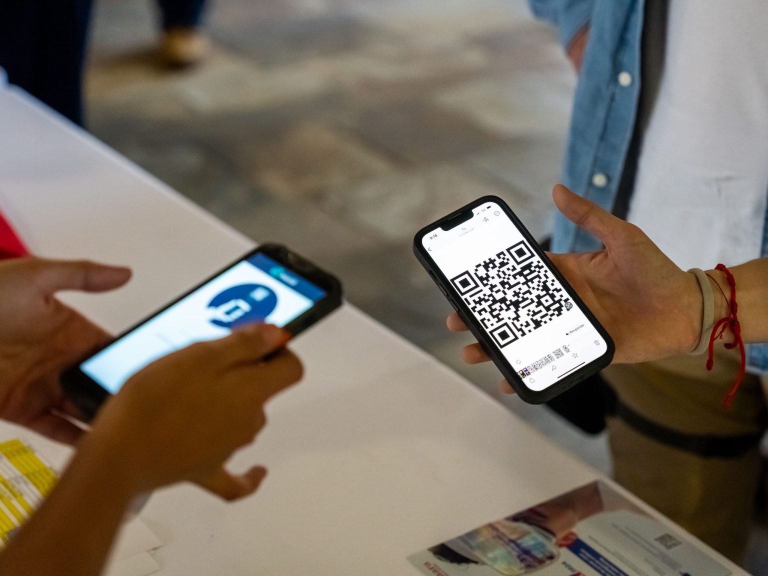 Registro de asistentes mediante código QR en la entrada de la Feria Campo de Gibraltar en Digital 2024