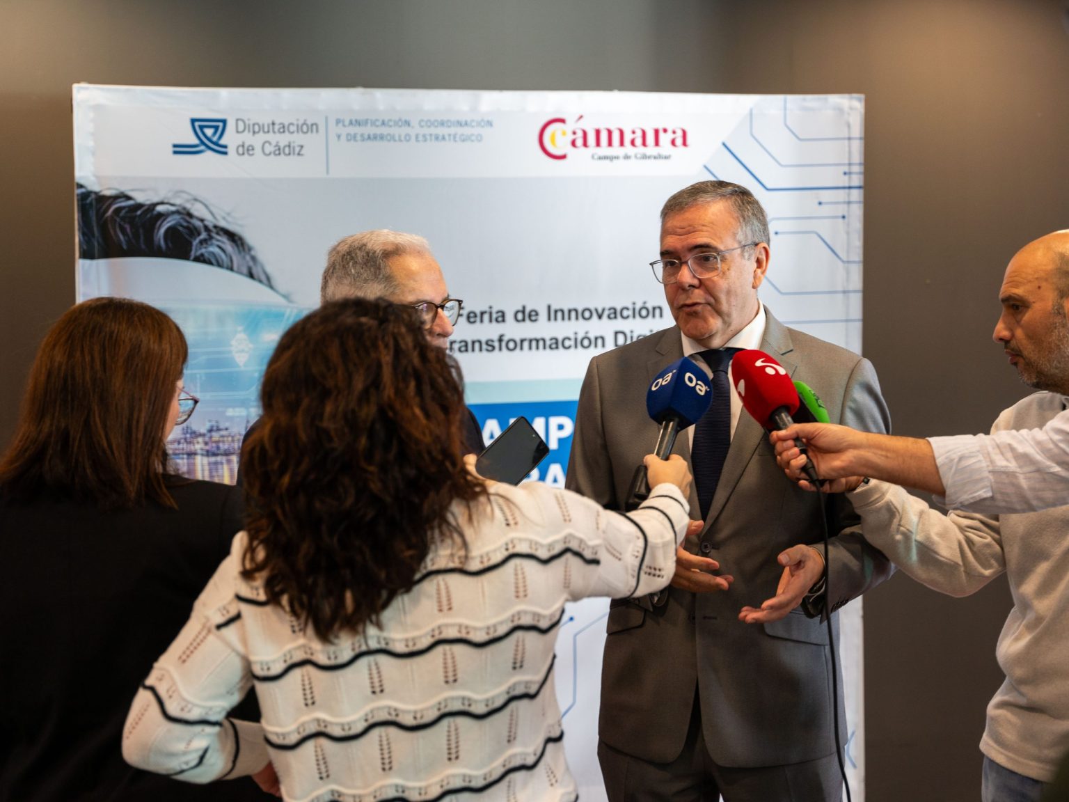 Rueda de prensa con medios en la Feria Campo de Gibraltar en Digital 2024 con intervención institucional