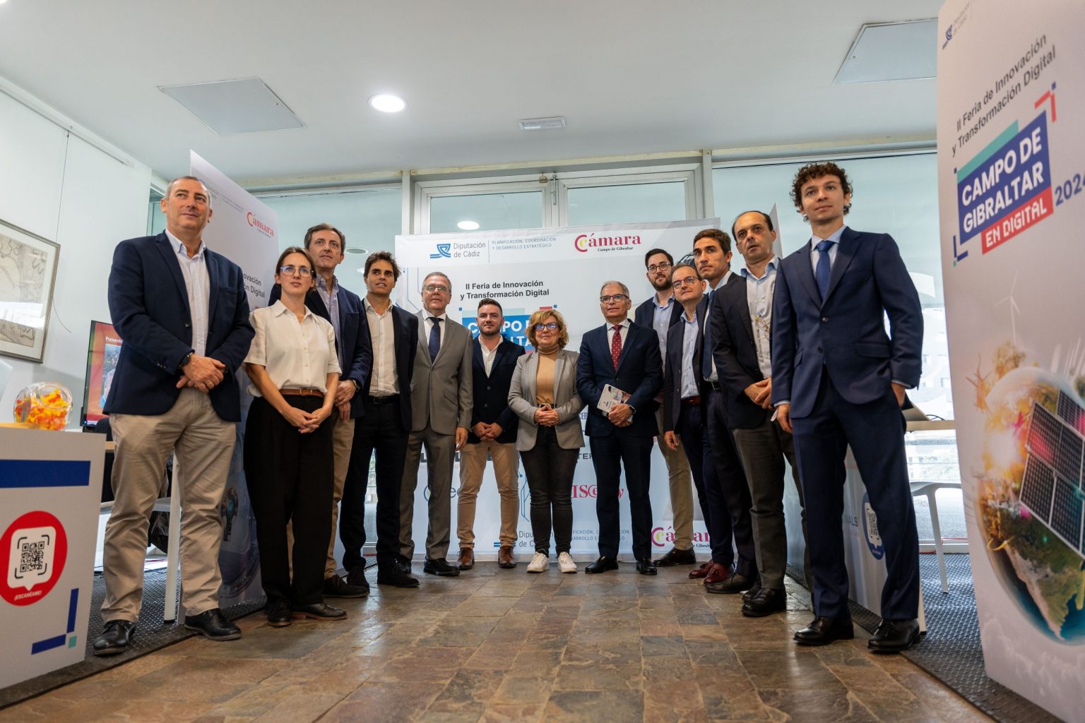 Foto oficial con autoridades y representantes institucionales en la inauguración de la Feria Campo de Gibraltar en Digital 2024