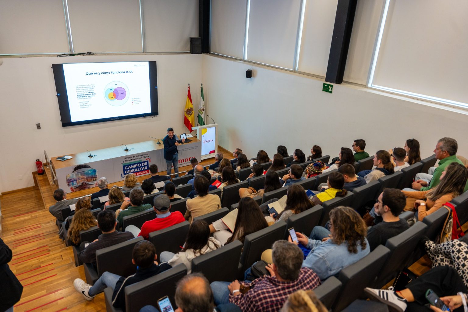 Auditorio repleto durante una ponencia sobre inteligencia artificial en la II Feria de Innovación y Transformación Digital Campo de Gibraltar 2024 organizada por la Cámara de Comercio