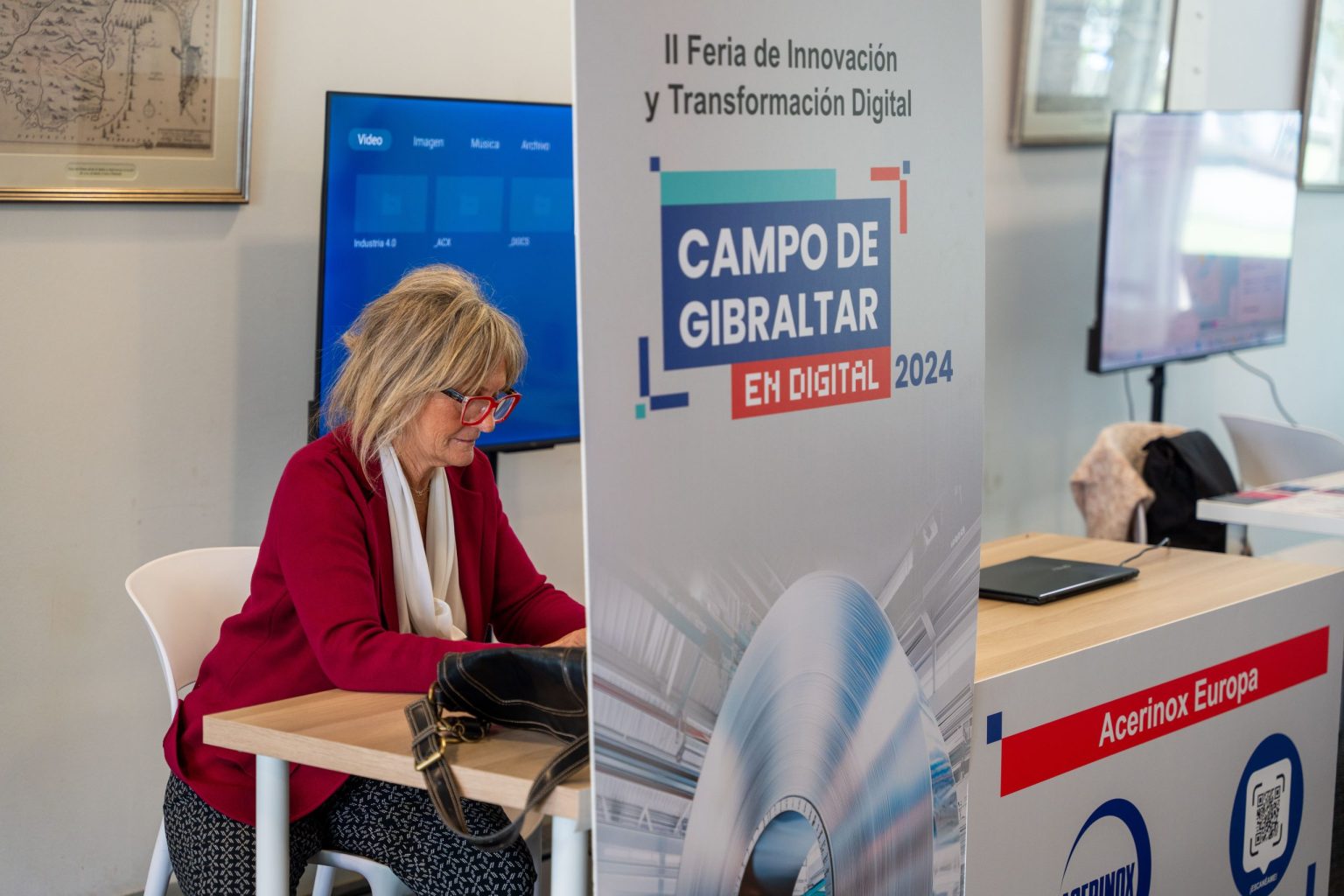 Stand con demostración de tecnología innovadora en la Feria Campo de Gibraltar en Digital 2024