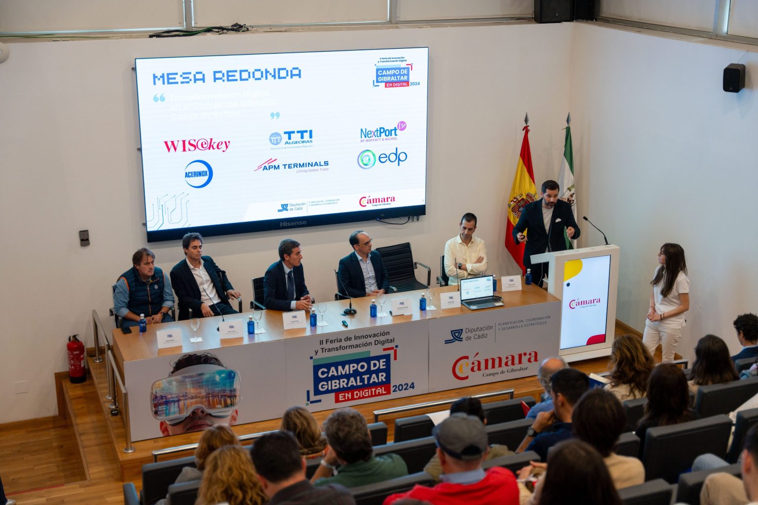 Ponencia en la II Feria de Innovación y Transformación Digital Campo de Gibraltar en Digital 2024 con público asistente y presentación sobre realidad virtual