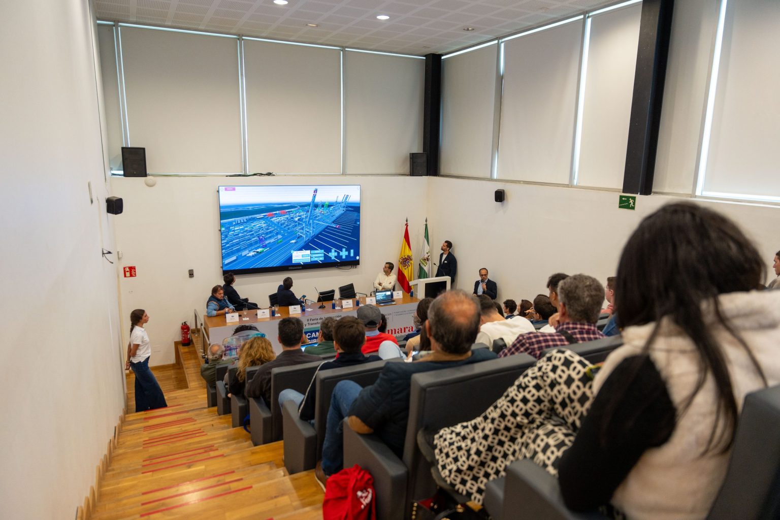 Público asistente observando presentaciones tecnológicas en la Feria Campo de Gibraltar en Digital 2024