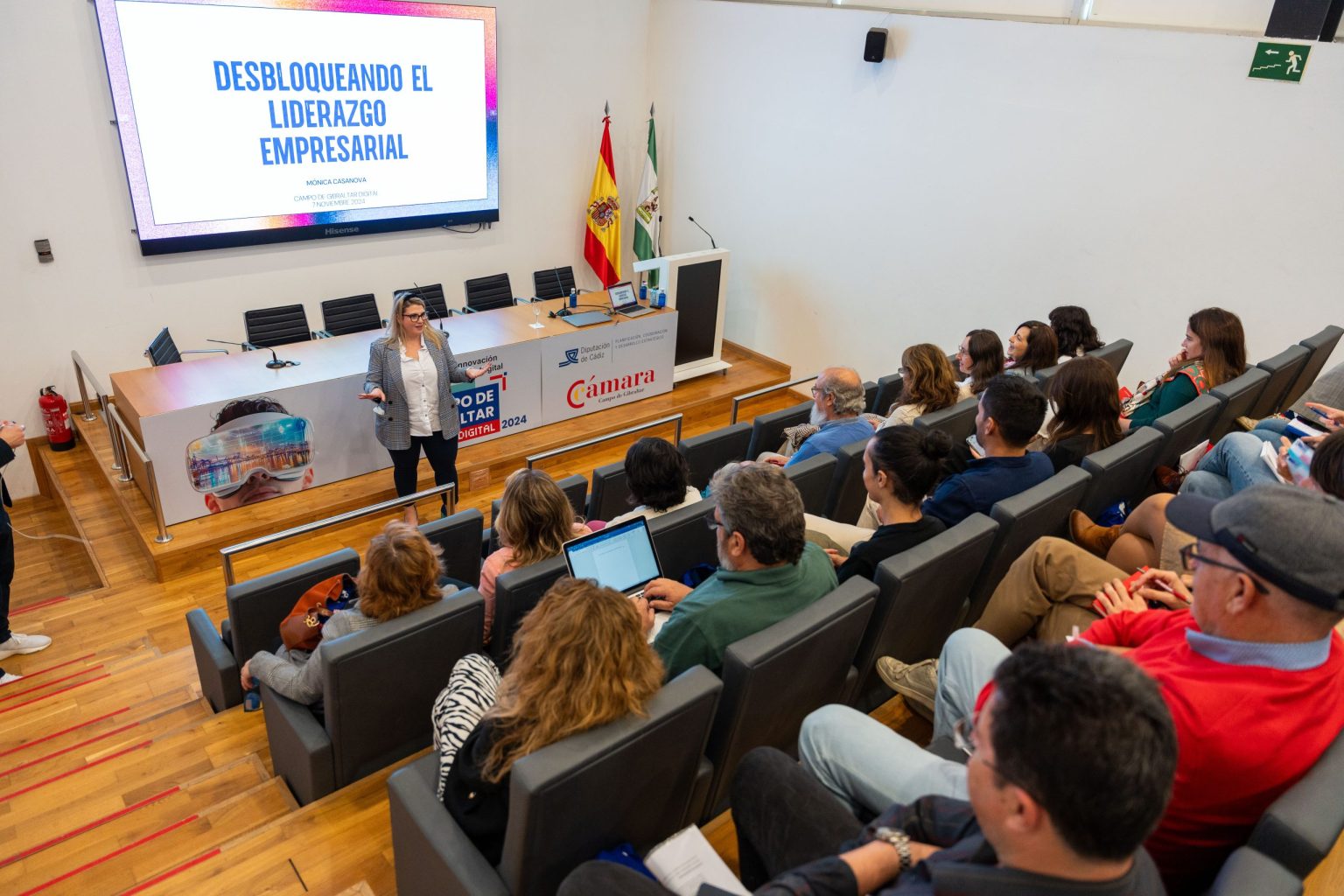 Público asistente observando presentaciones tecnológicas en la Feria Campo de Gibraltar en Digital 2024
