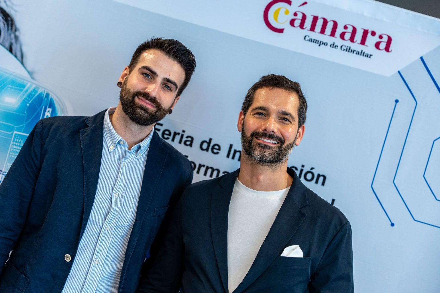 Dos hombres participando como ponentes en una mesa redonda durante la Feria Campo de Gibraltar en Digital 2024