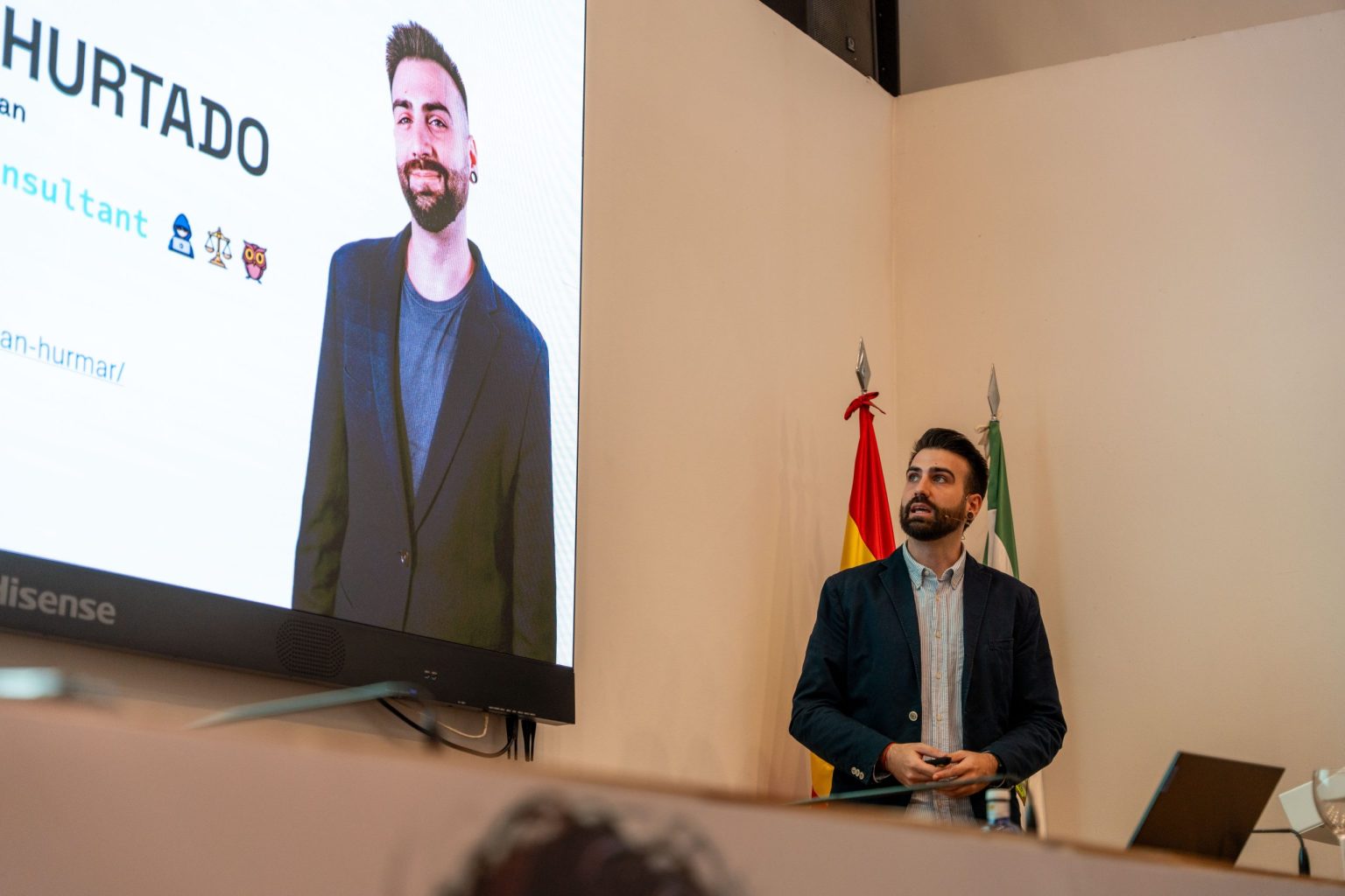 Expositor mostrando herramientas digitales a asistentes en la Feria Campo de Gibraltar en Digital 2024