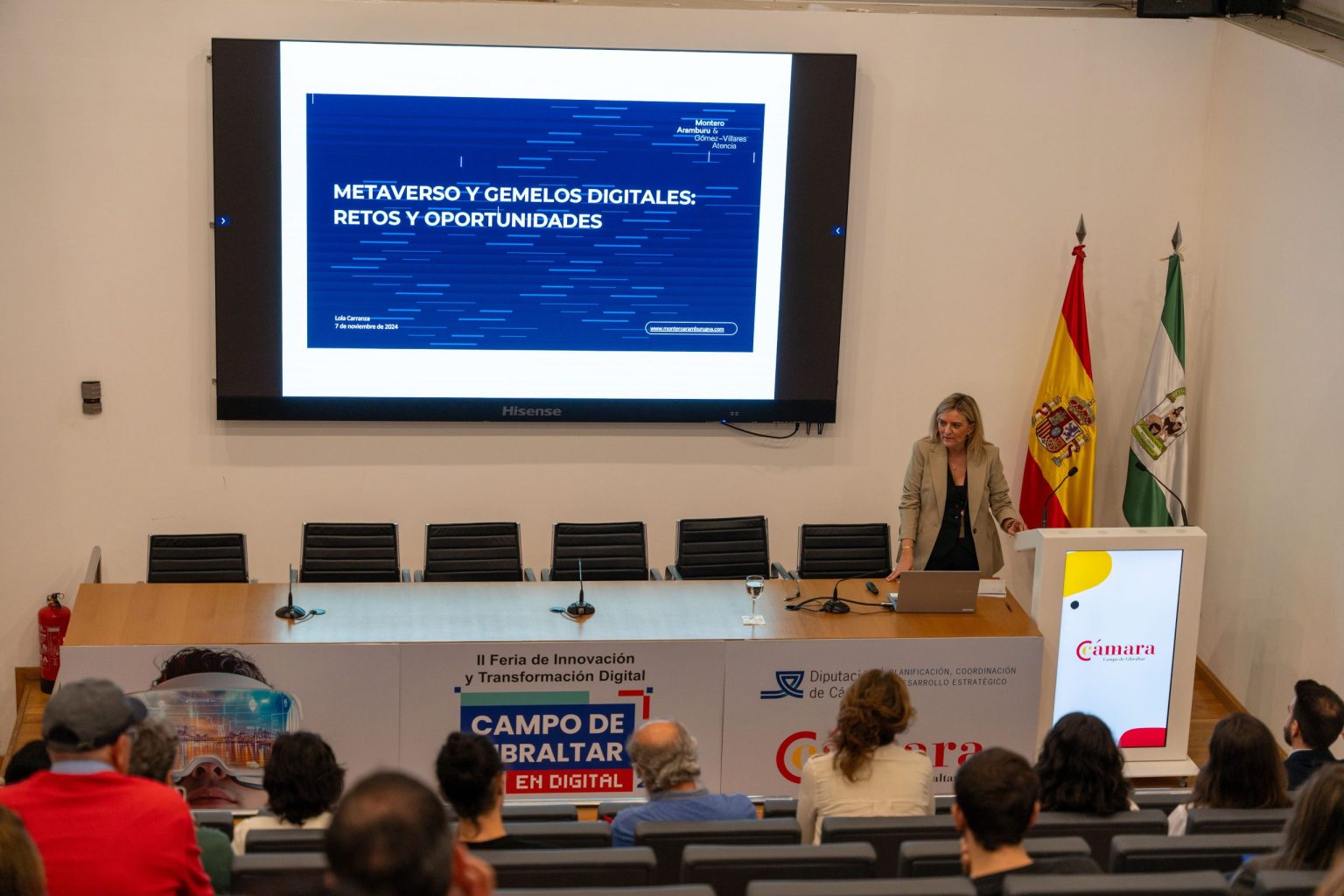 Asistente probando simulador de innovación tecnológica en la Feria Campo de Gibraltar en Digital 2024